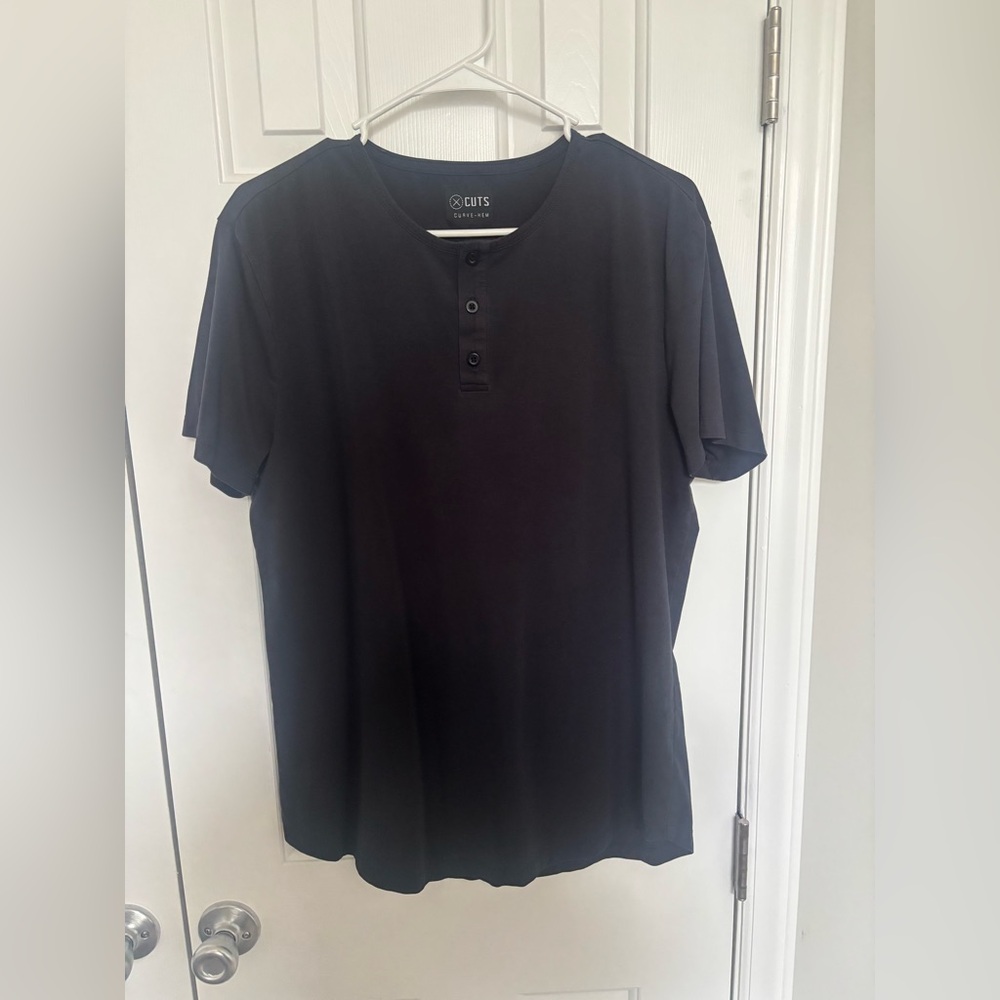 Cuts clothing AO Curve-Hem short sleeve Henley black